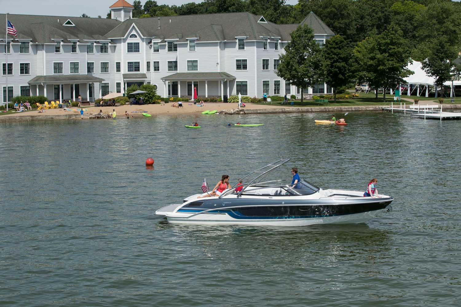 Aile gezi teknesi FORMULA-BR270