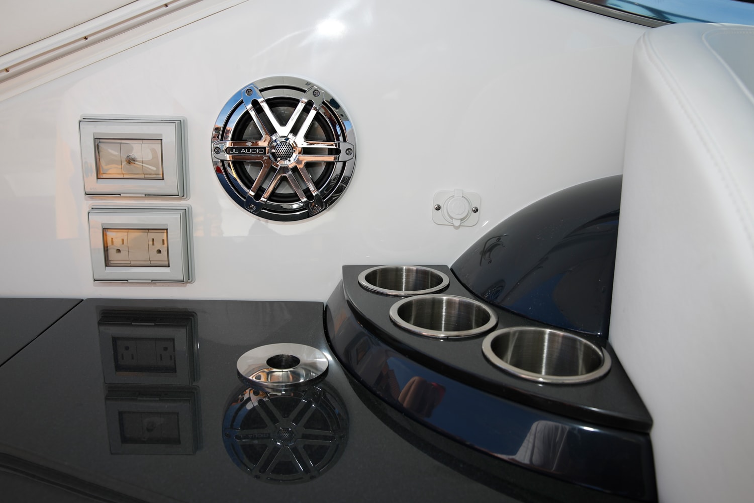 Formula yat bardaklık ve hoparlör