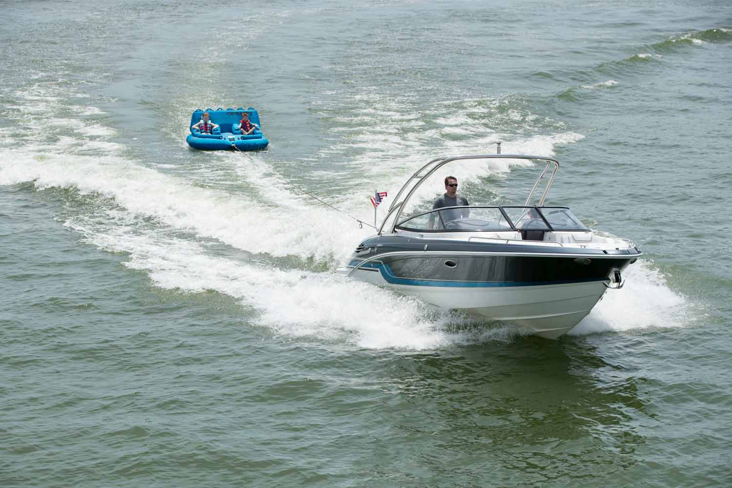 muz ve koltuk çeken tekne