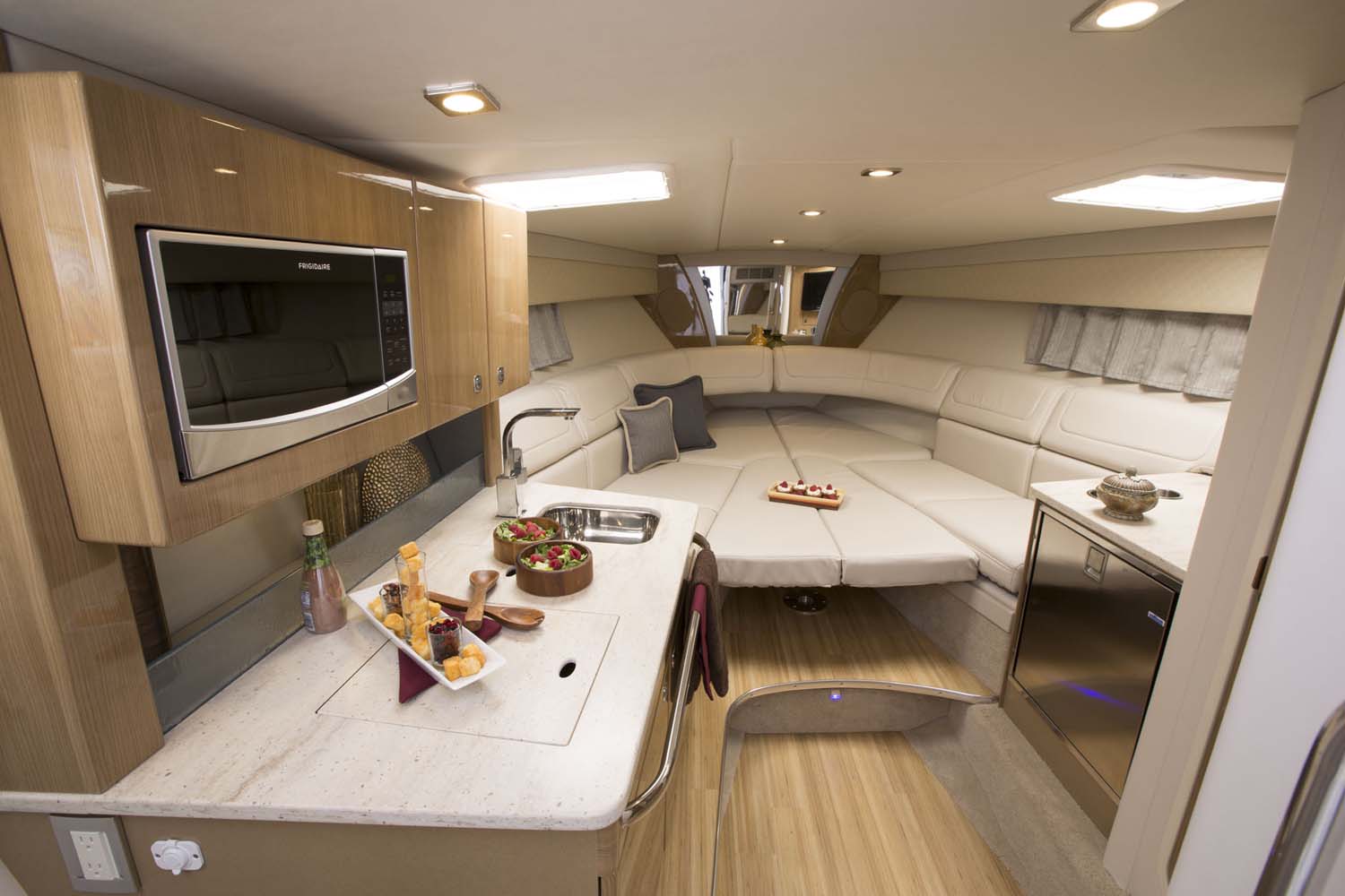 Ultraleather deri kaplı koltuk ve çift kişilik yatak