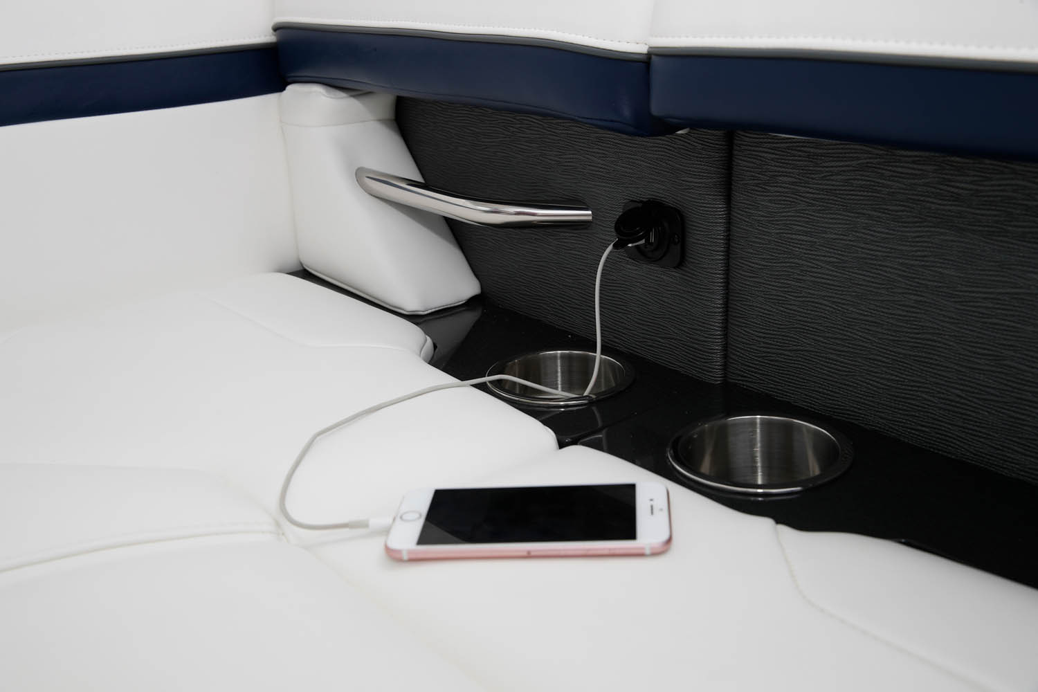 Teknede USB şarş noktaları