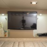 Kamarada yatak odasında dolap ve televizyon