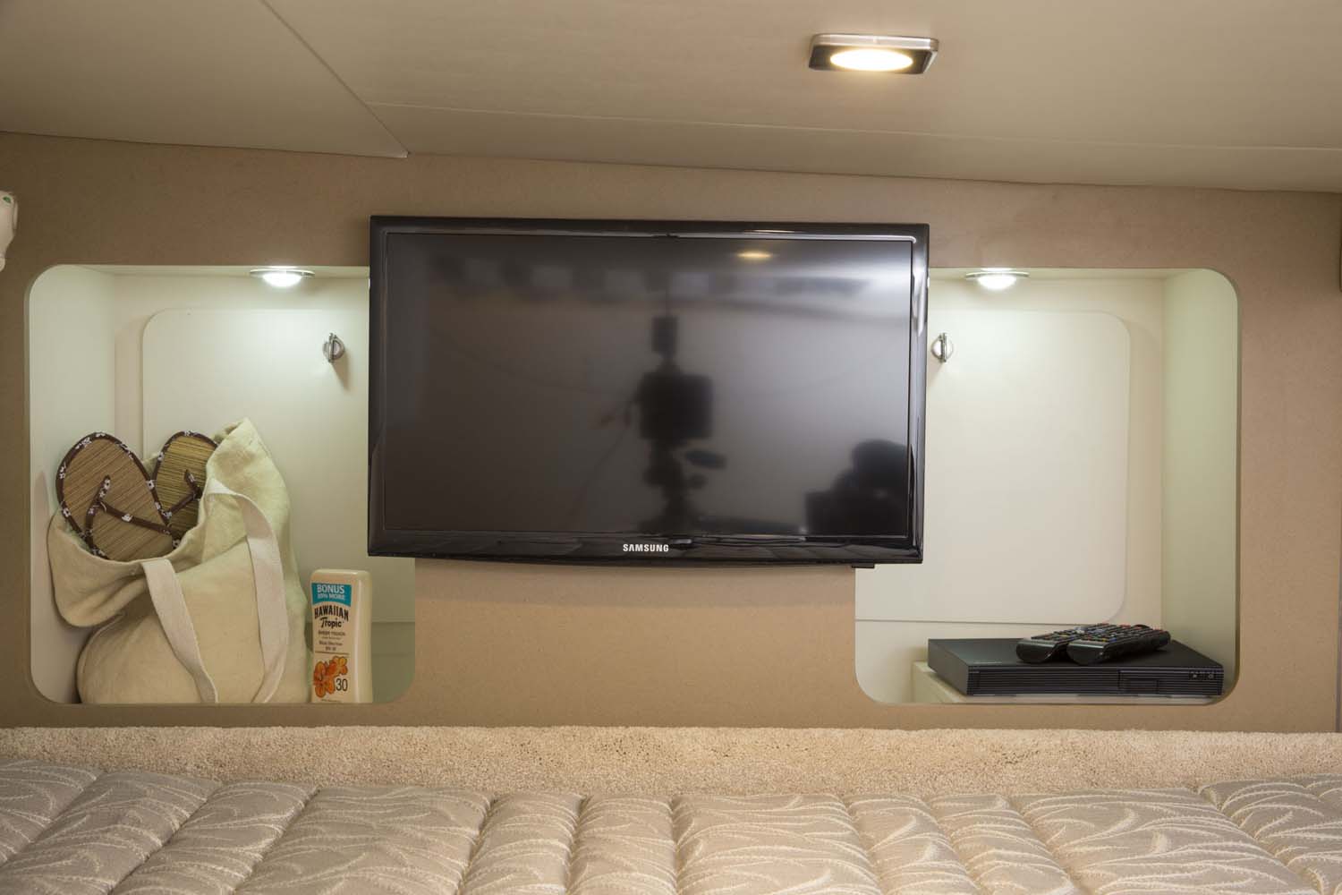 Kamarada yatak odasında dolap ve televizyon