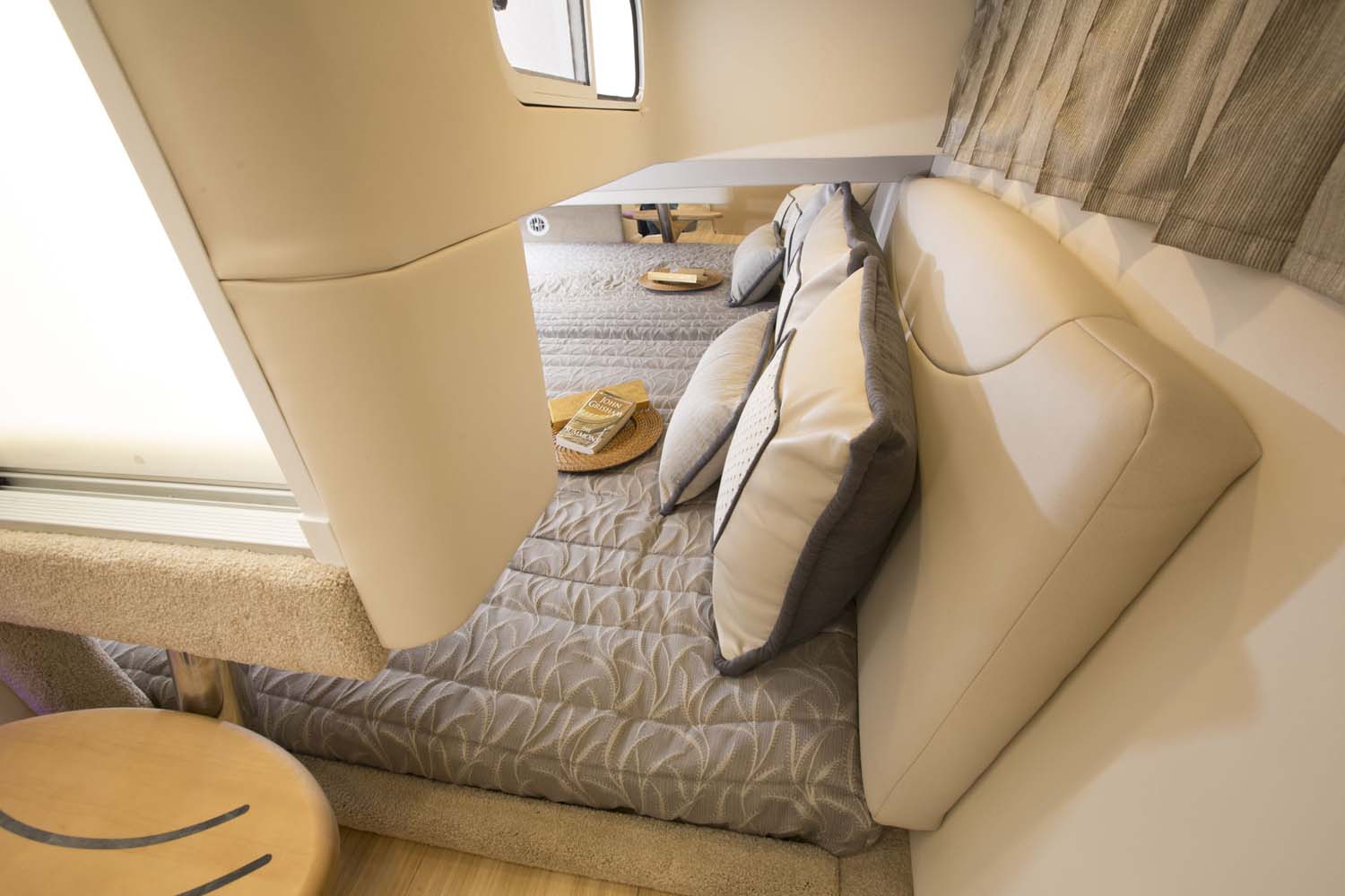 Teknede çift kişilik yatak