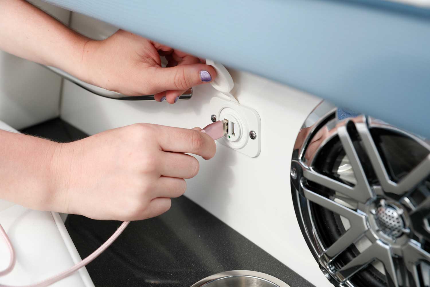 Üstün elektronik donanımlı tekne