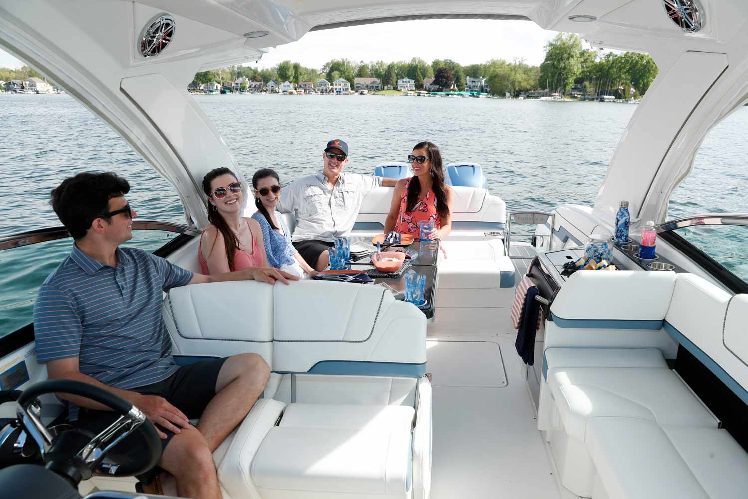 Fonksiyonel ve konforlu tekne oturma grubu