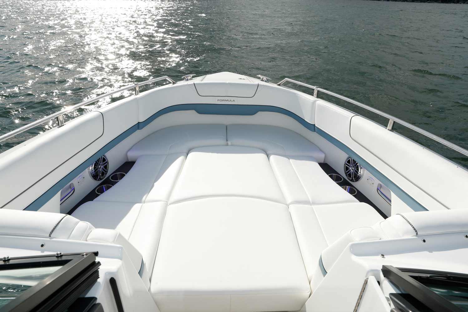 Burun tarafında oturma grubu ilave minderleri