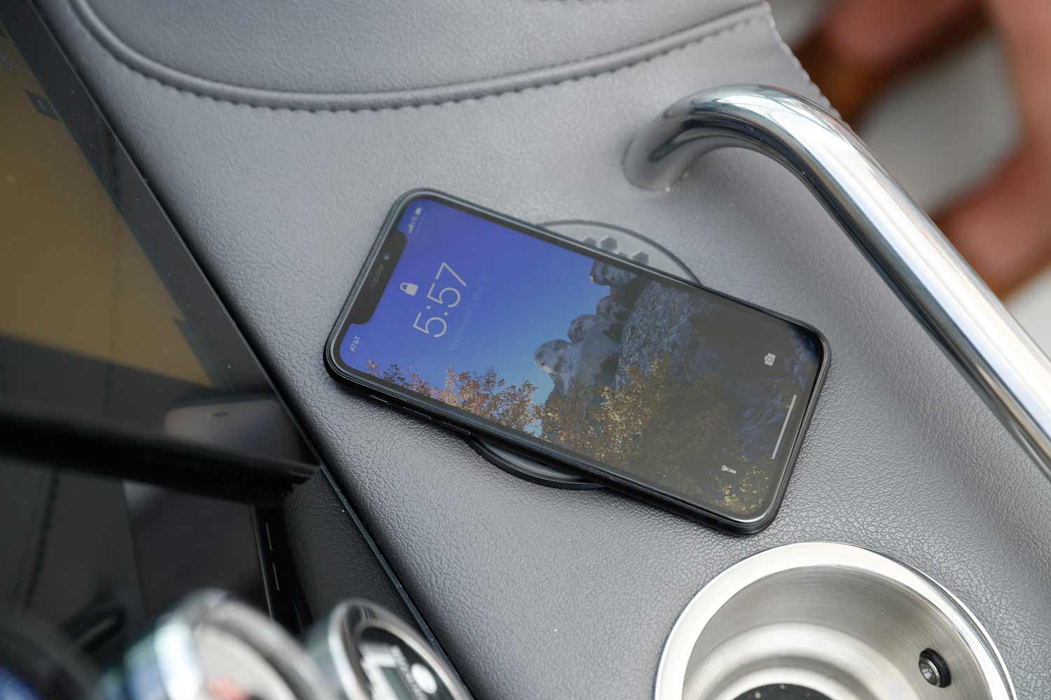 Temassız telefon şarjı mevcuttur