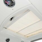 Tekne Hrdtopundaki sunroof gölgeliklidir