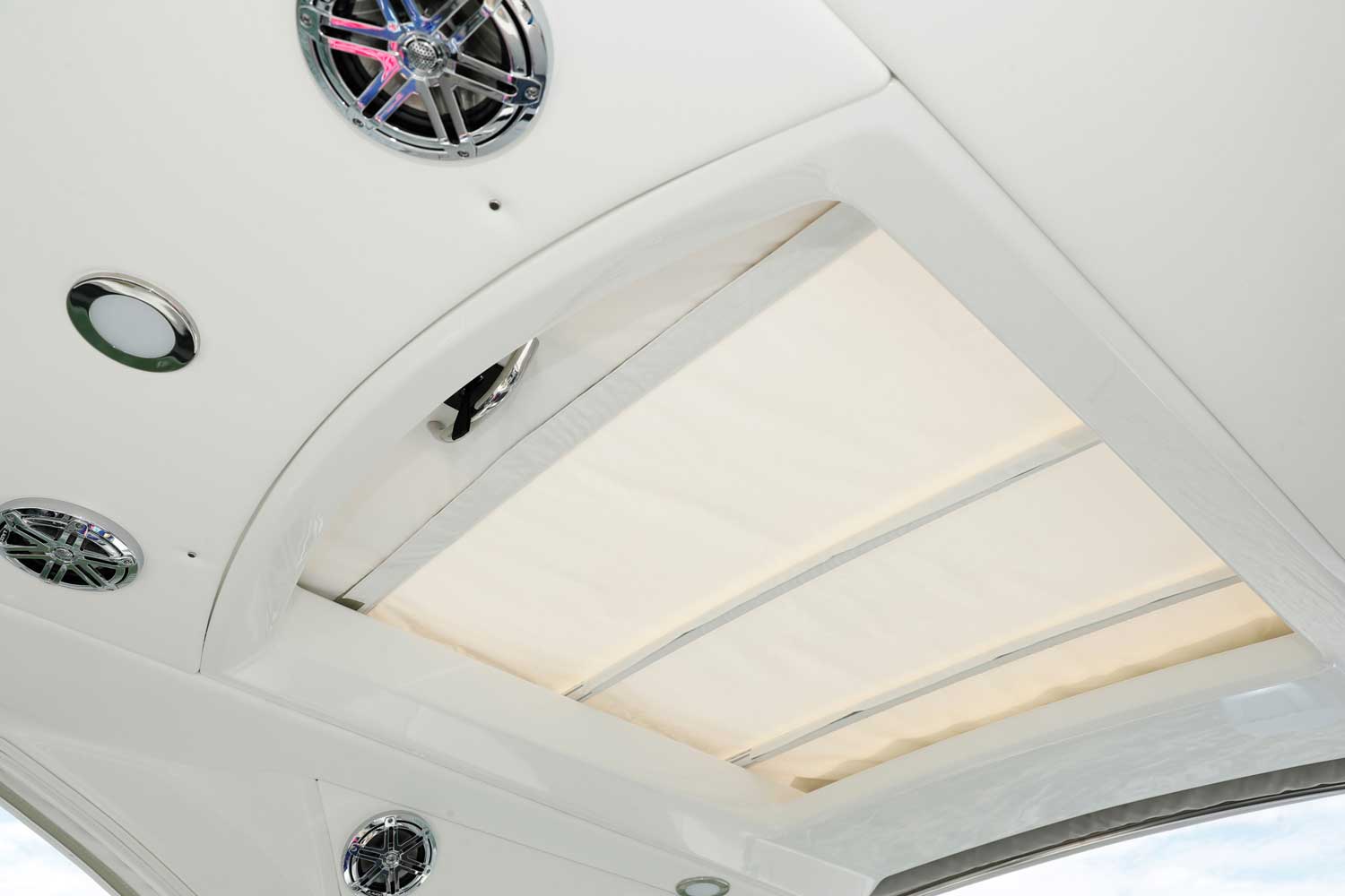 Tekne Hrdtopundaki sunroof gölgeliklidir